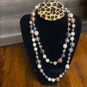 White/black:pink pearl necklace